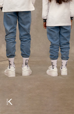 Jeans jogger de mezclilla con cordón con logo